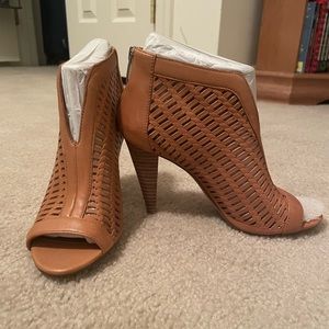 Vince Camuto Peep toe sandals. Size 5.5